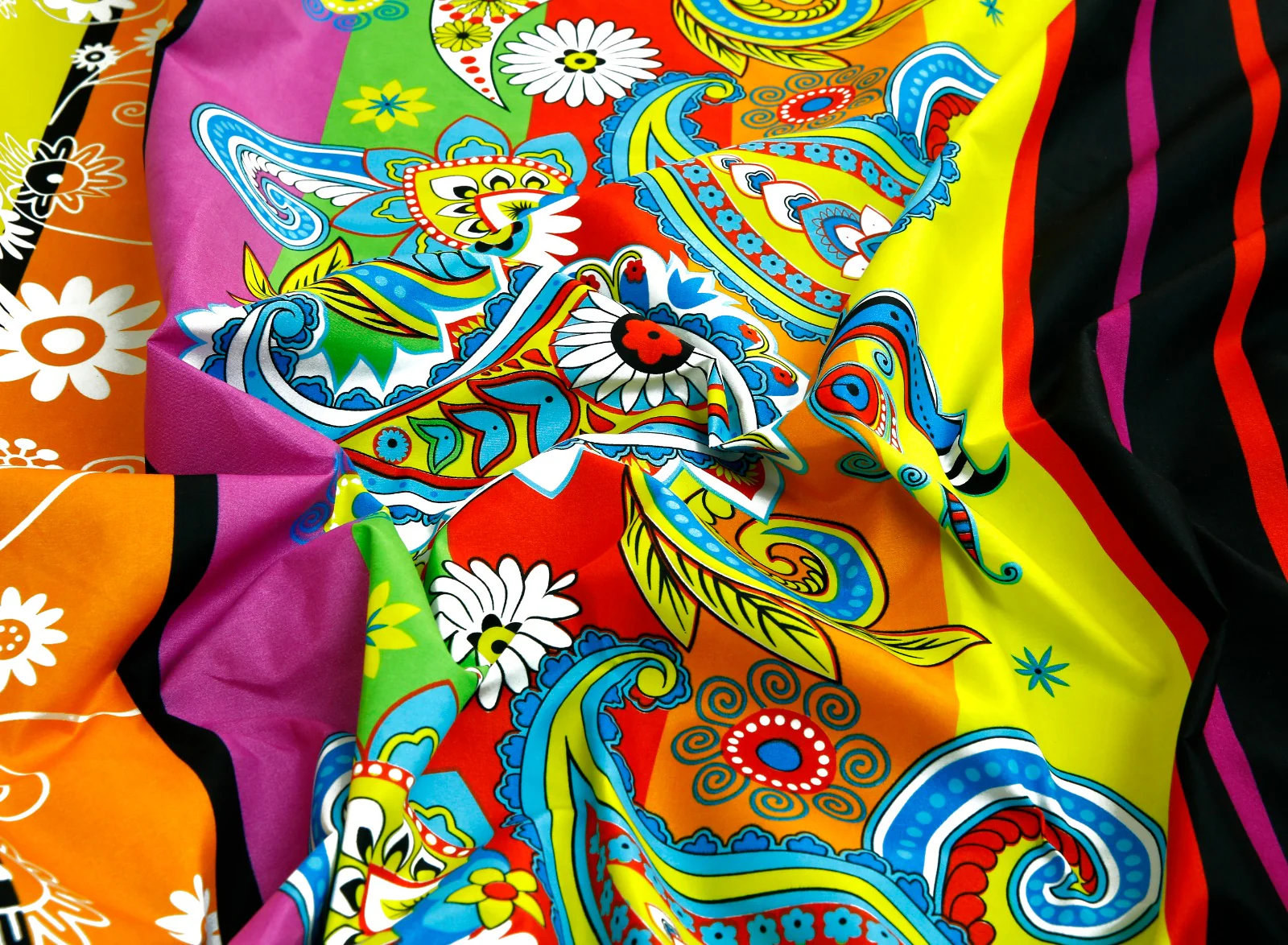 3 PCs Double Bed Sheet -Multi Flowers - Image 10