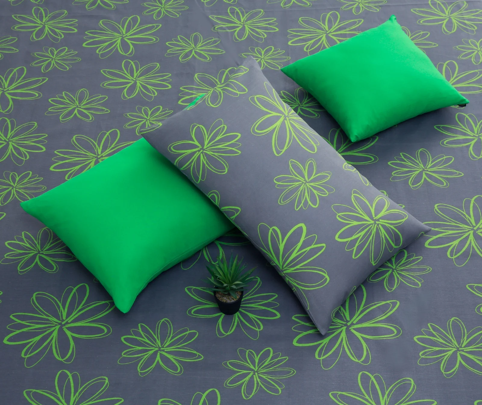 8 PCs Winter Razai Set-Carnation - Image 10